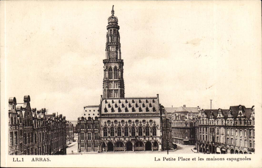 Arras CPA La petite place et les maisons espagnoles