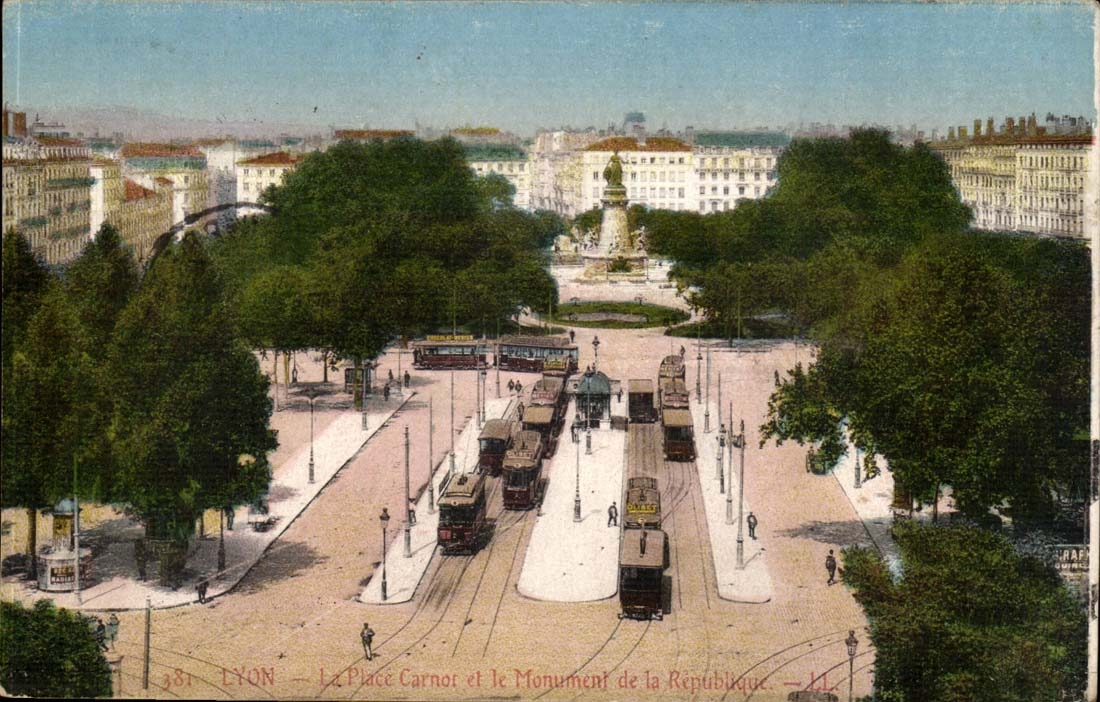 Lyon CPA La place CArnot et le monument de la Republique (tramways tramway)
