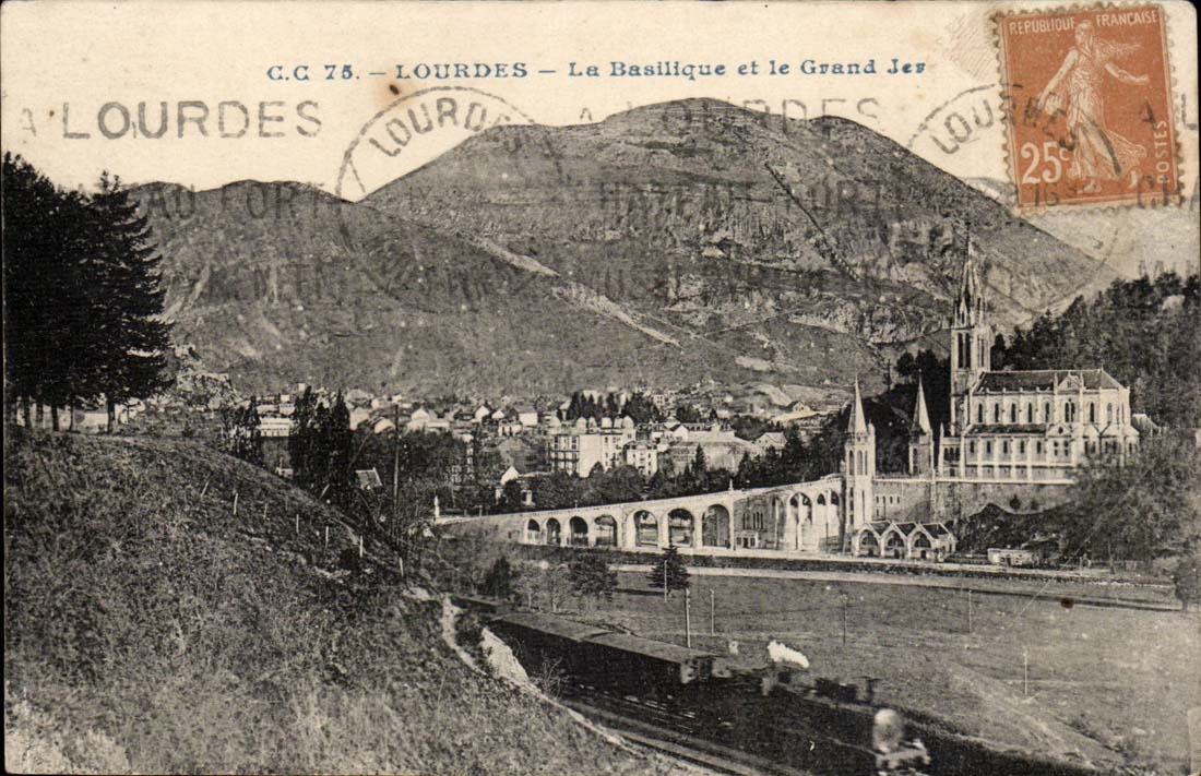 Lourdes CPA La basilique et la grand lac (train)