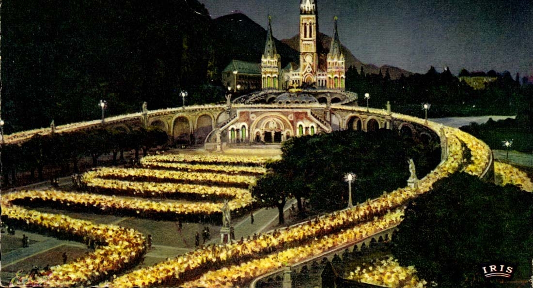Lourdes CPA La basilique illuminee et la procession aux flambeaux