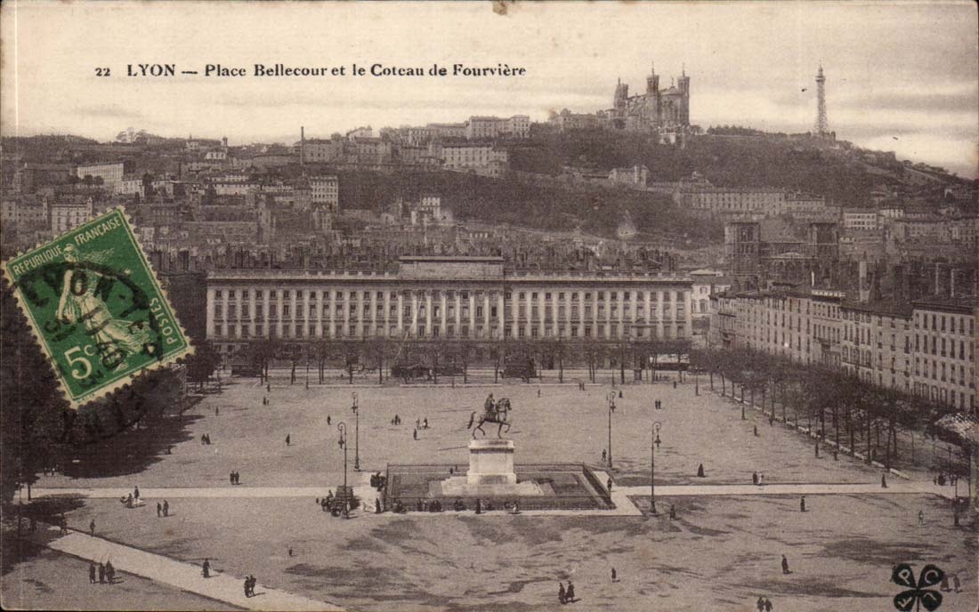 LYON — Place Bellecour et le Coteau de Fourvière — éditeur inconnu, n° 22