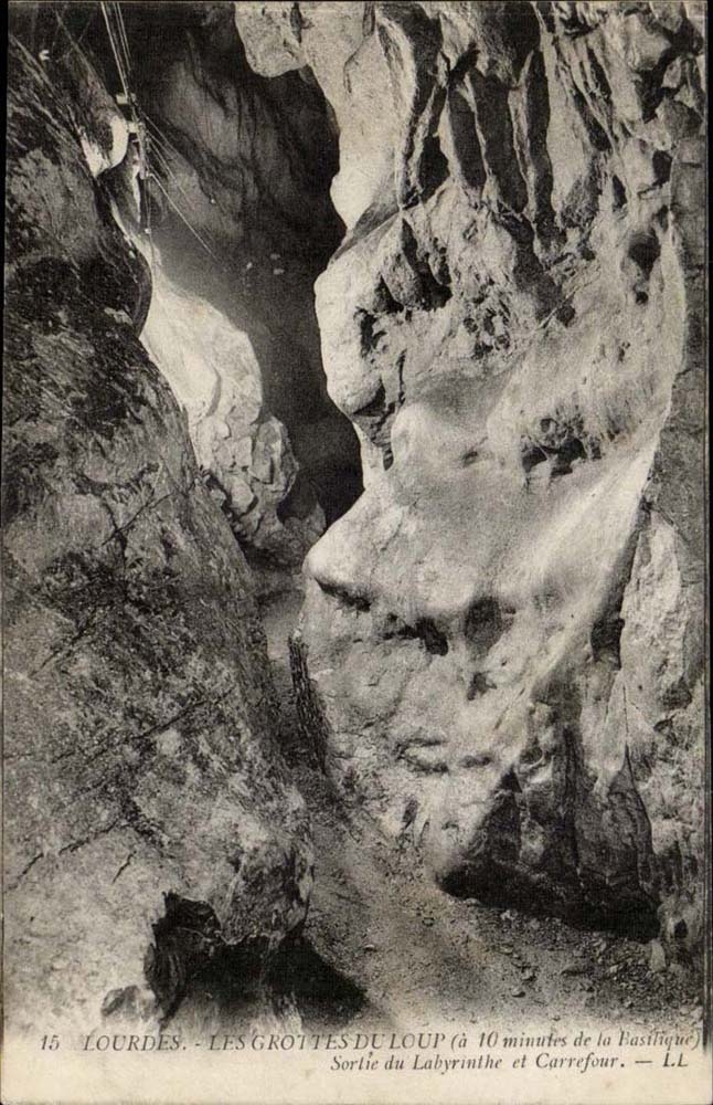 Lourdes CPA Les grottes du loup Sortie du labyrinthe et carrefour
