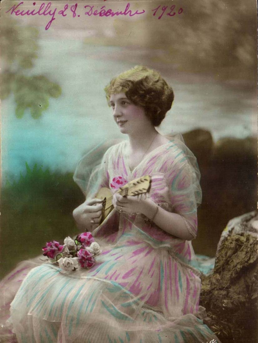 Femme en robe colorée tenant un instrument — Neuilly-sur-Marne, 8 décembre 1920 — sans éditeur visible