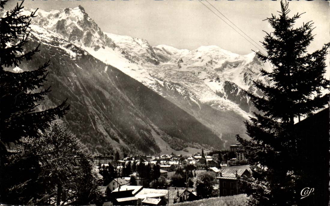 Chamonix CPA Vue generale et l'aiguille du midi
