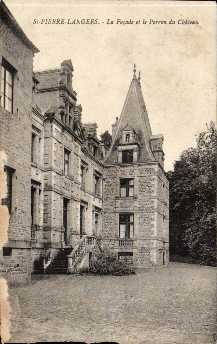 St-Pierre-Langers — La Façade et le Perron du Château — Se Rand, phot. Granville