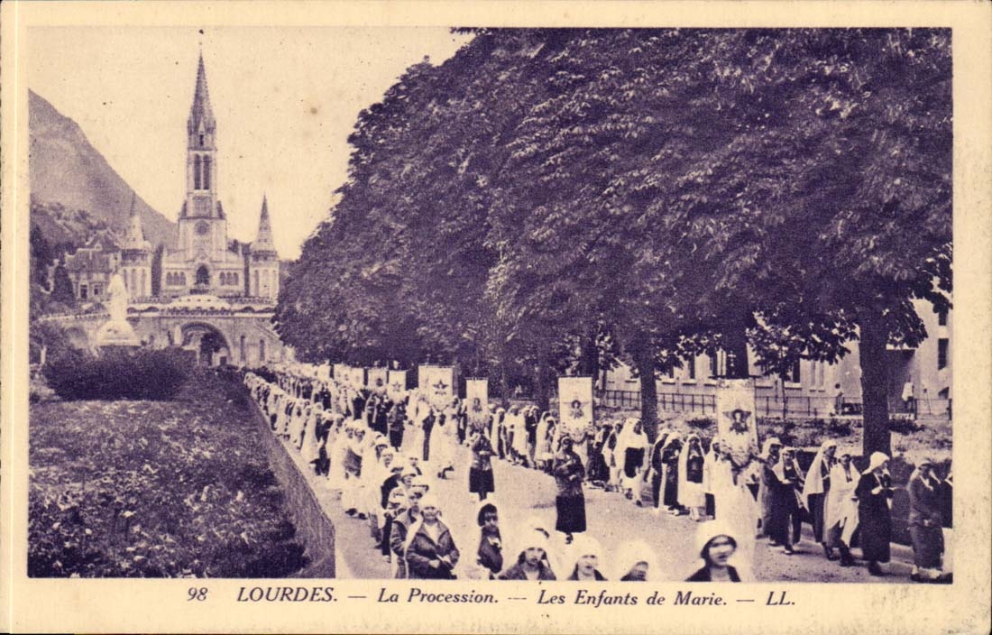 Lourdes CPA La Procession Les enfants de Marie