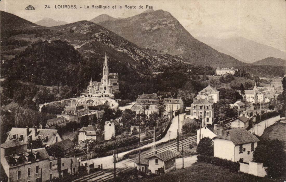 Lourdes CPA La basilique et la route de Pau