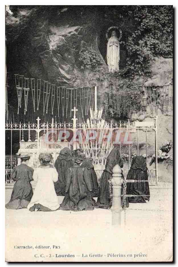 Lourdes CPA La grotte Pelerins en priere