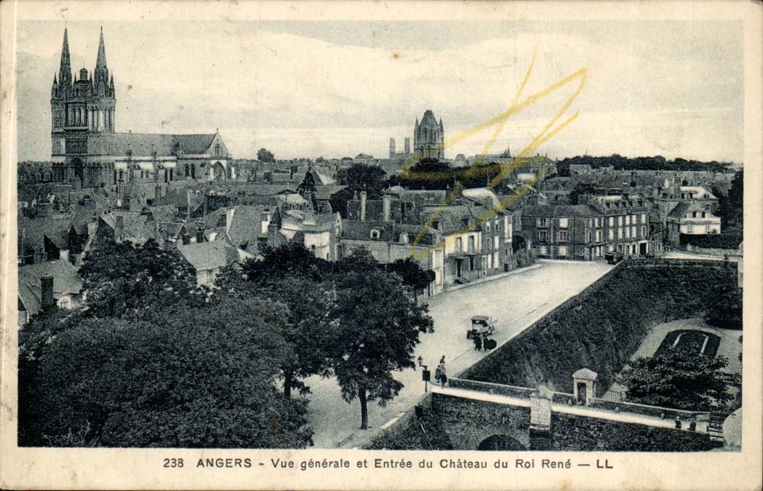 Angers CPA Vue generale et entree du chaetau du Roi Rene