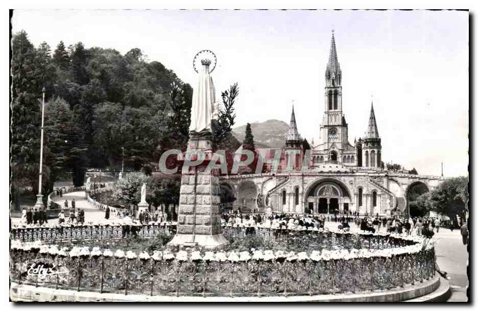 Lourdes CPM La basilique et la vierge couronnee 