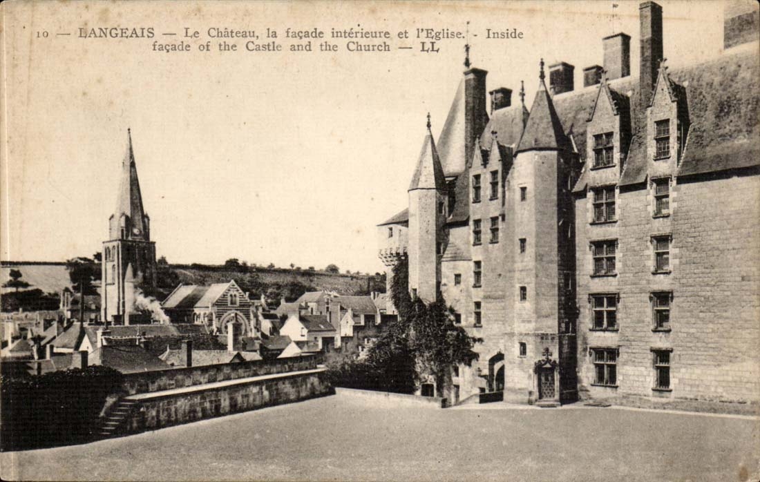 Langeais CPA Le chateau La facade interieure de l'eglise 