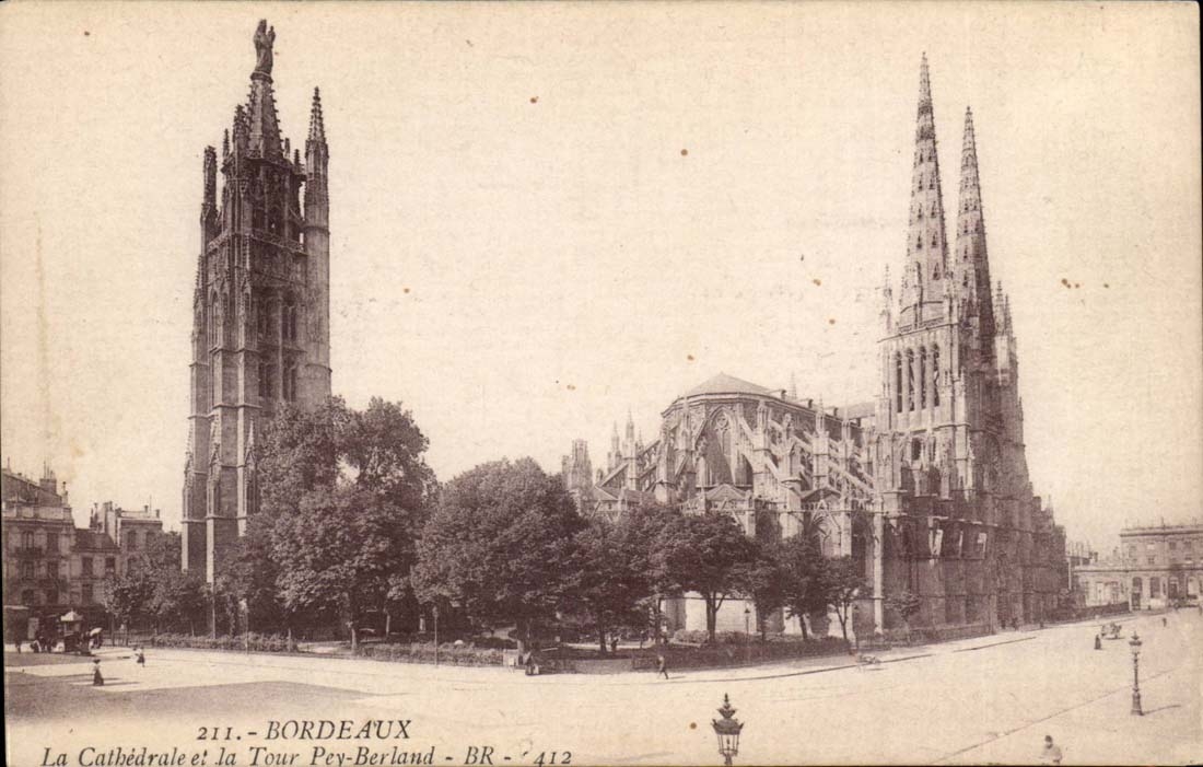 Bordeaux CPA La cathedrale et la Tour Pey Berland