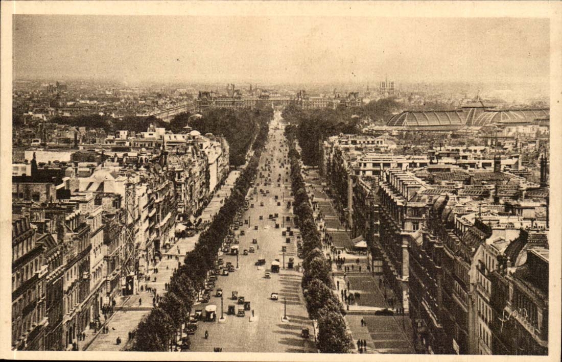 Paris cPA L'avenue des Champs Elysees vue de l'arc de triomphe