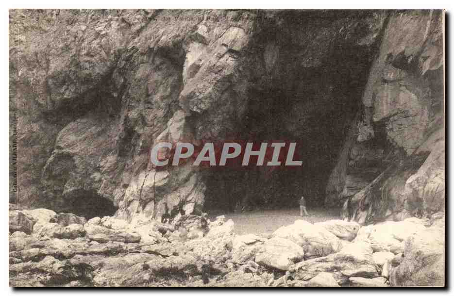 Grotte de la Pointe de la Garenne — Roches et entrée sombre — éditeur non identifié