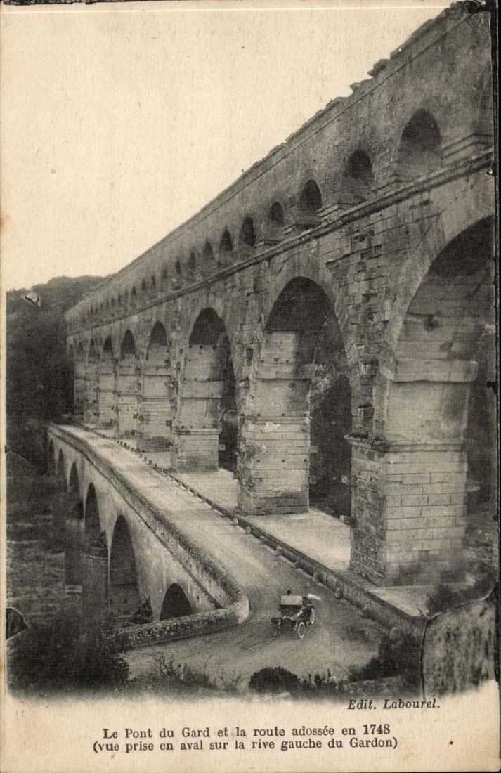 Le Pont du Gard et la route adossée en 1748 — vue prise en aval sur la rive gauche du Gardon — Edit. Labourel