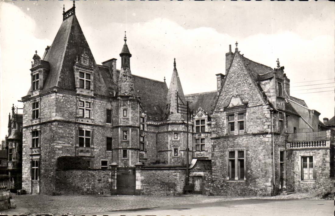 Le Mans (Sarthe) — Place du Château, la Maison du Médicis (XVIe siècle) — éditeur non identifié