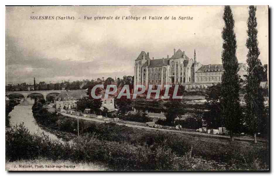 Solesmes CPA Vue generale de l'abbaye et vallee de la SArthe