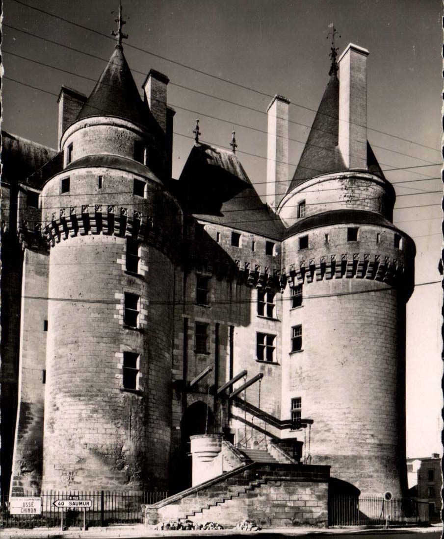 Langeais CPA L'entree et le pont levis