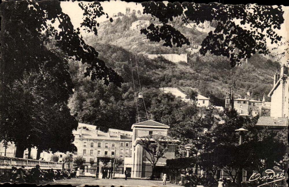 Grenoble - La Teleferique de la Bastile vu du Jardin de Ville - CPA 