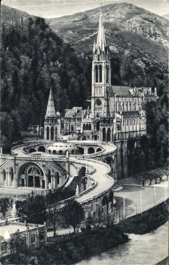 Lourdes - La Basilique vue de cote P D 1955 - CPA 