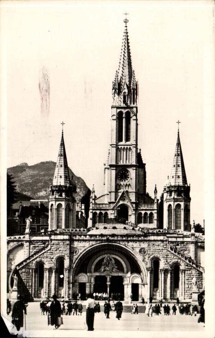 Lourdes - la basilique et devant du Rosaire - CPA 