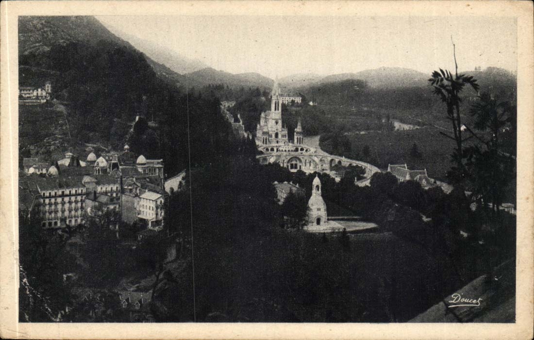Lourdes - La Basilique et le monument interallie - CPA 