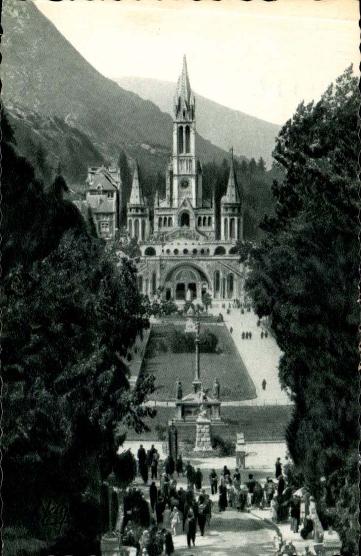 Lourdes - La Basilique - et l'Esplanade des Processions CPA 