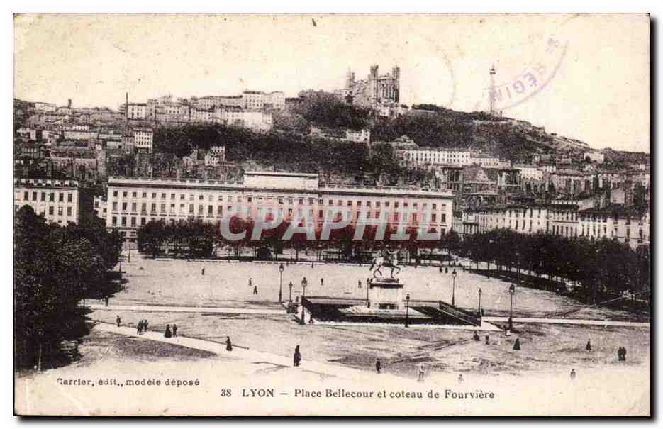 Lyon - Place Bellecour et coteau de fourviere - CPA 