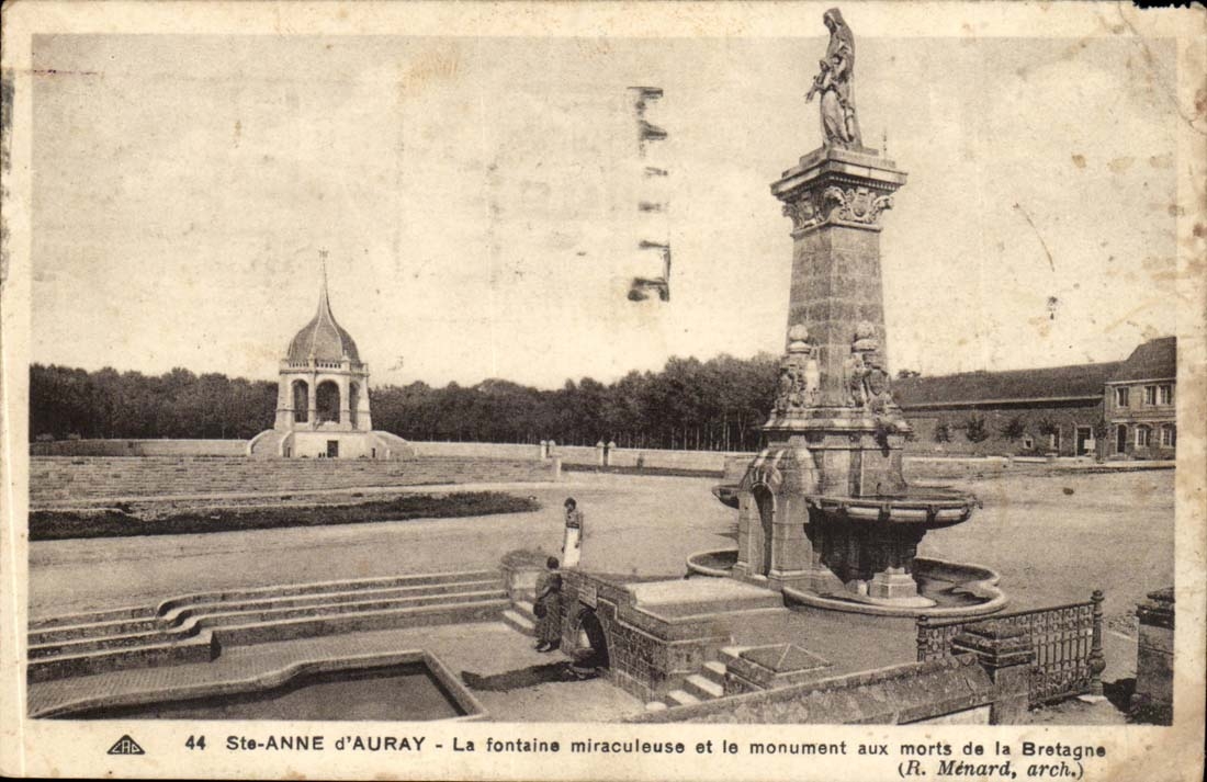 Auray - Ste Anne d'Auray - La Fontaine Miraculeuse et la monument aux morts de la Bretagne - CPA 