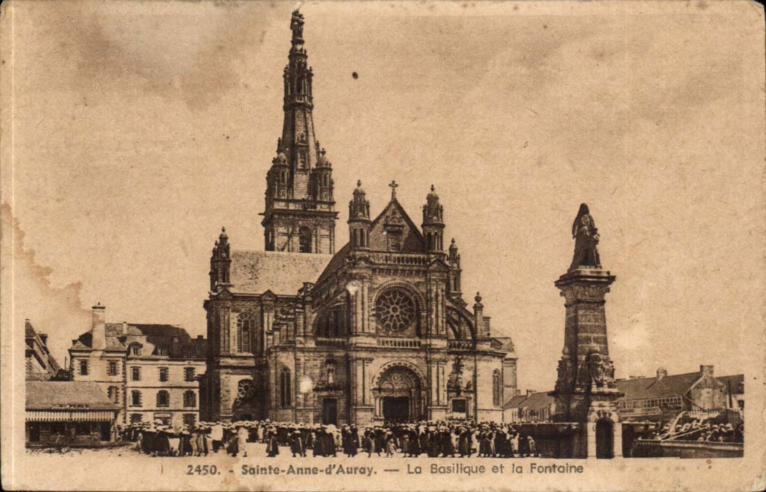 Sainte-Anne-d'Auray — La Basilique et la Fontaine