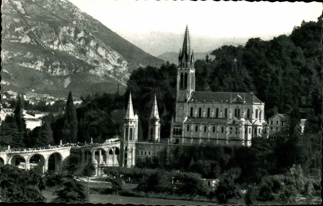 Lourdes - La Basilique et les Montagnes - CPA 