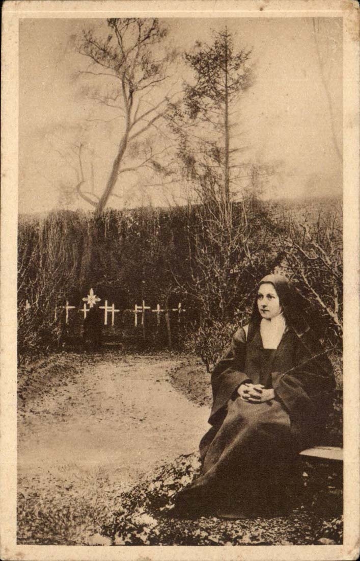 Ste Therese de L'Enfant Jesus - dans le jardin du cloitre - CPA 