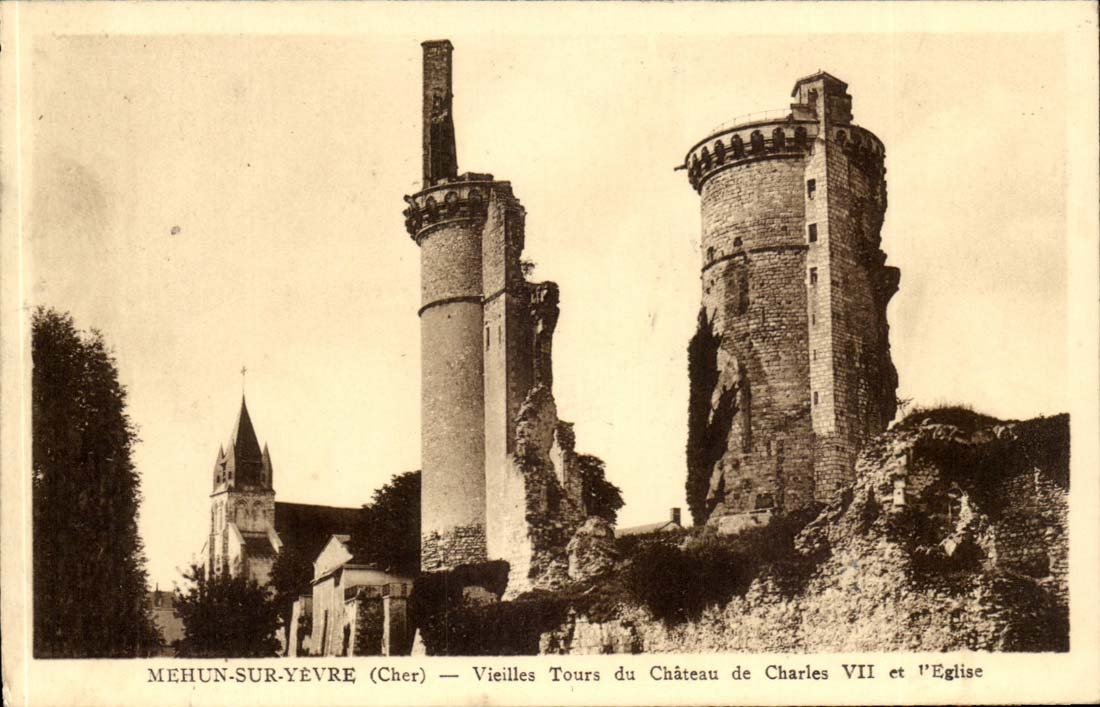 Mehun-sur-Yèvre (Cher) — Vieilles Tours du Château de Charles VII et l'Église
