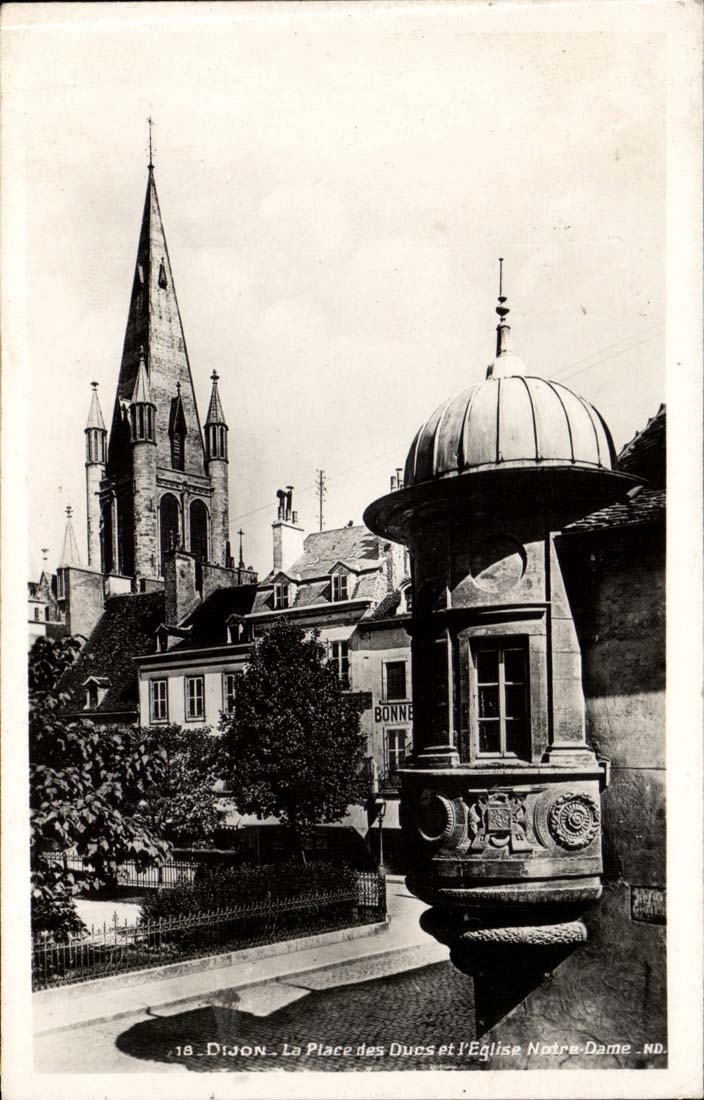 Dijon CPA La place des ducs et l'eglise Notre Dame