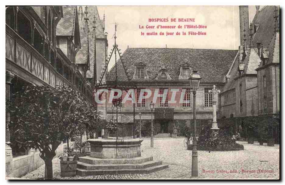 Hospices de Beaune CPA Cour d'honneur de l'hotel dieu Matin du jour de la fete Dieu