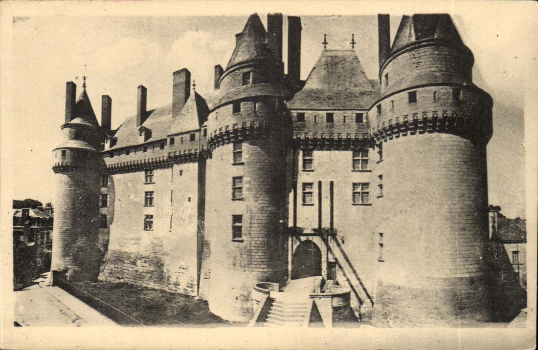 Langeais - Le Chateau - Facade Est Bati vers 1465 par ordre de Louis Xi - CPA 