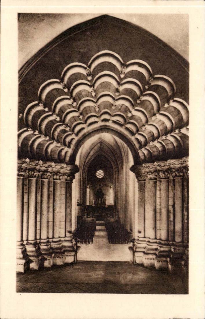 CPA l'eglise et la chapelle de Notre Dame de CElles portail roman a voussures polylobees