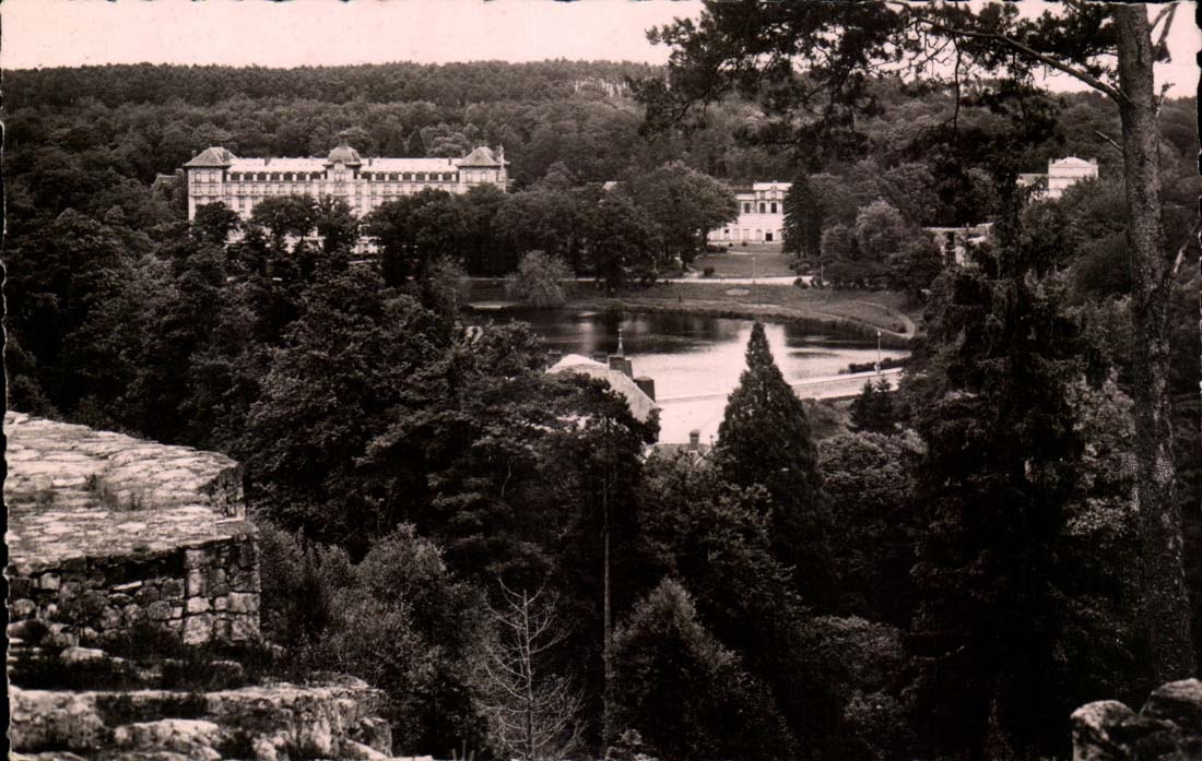 Bagnoles de l'orne CPA Panorama sur le grand hotel