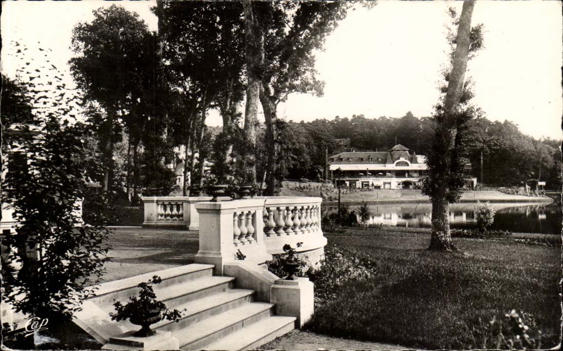 Bagnoles de l'orne CPA Un coin du parc et le lac