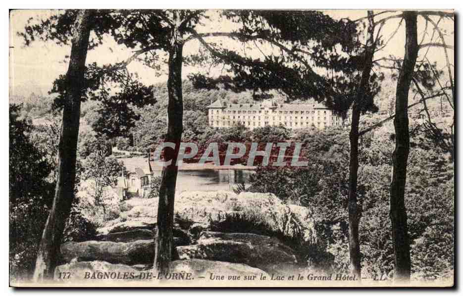 Bagnoles de l'orne CPA Une vue sur le lac et le grand hotel