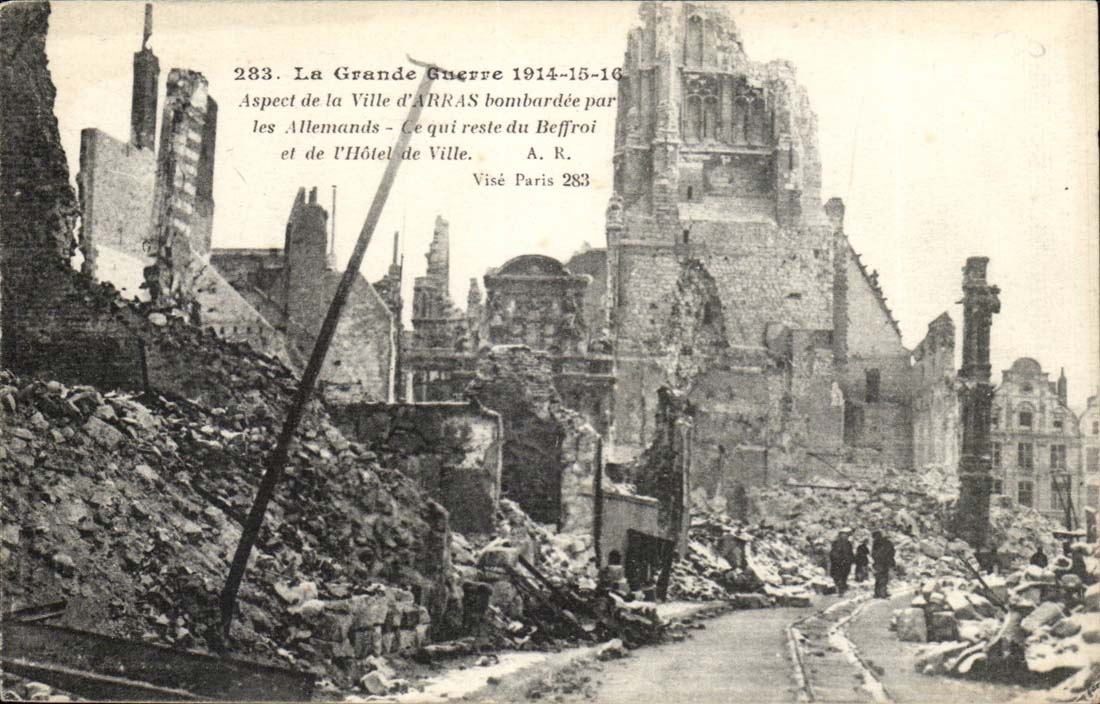 Arras CPA Aspect de la ville bombardee par les allemands Beffroi et hotel de ville