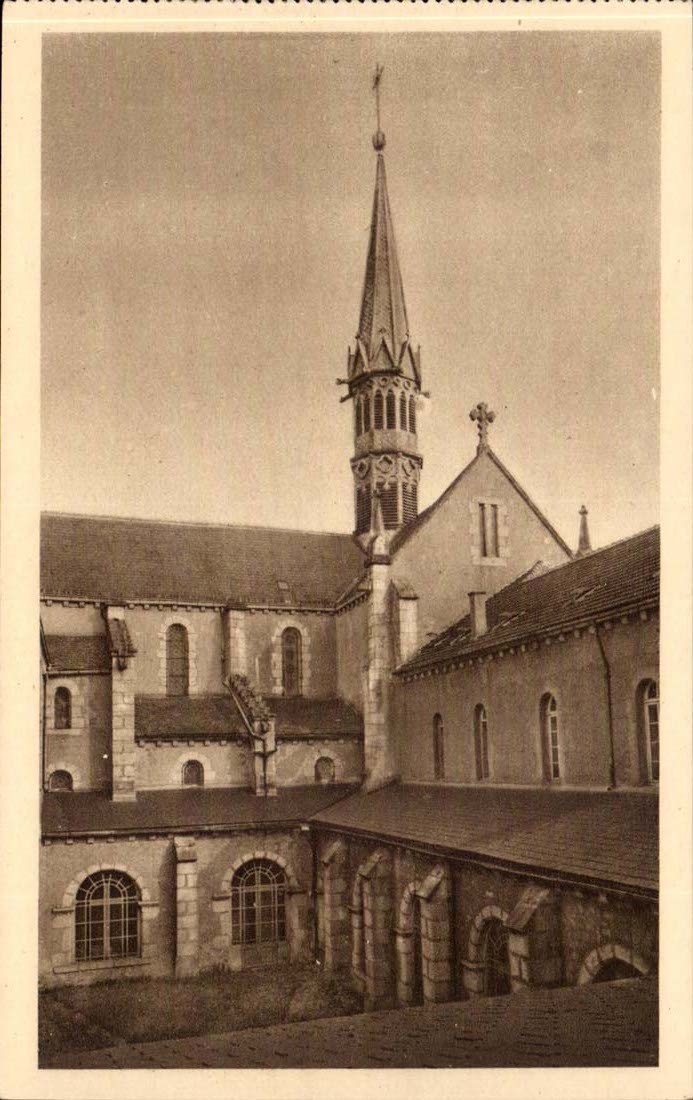 CPA Abbaye de la Pierre qui vire Vue sur le cloitre