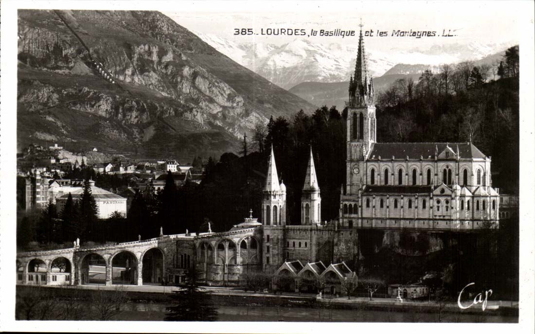 Lourdes CPA La basilique et les montagnes