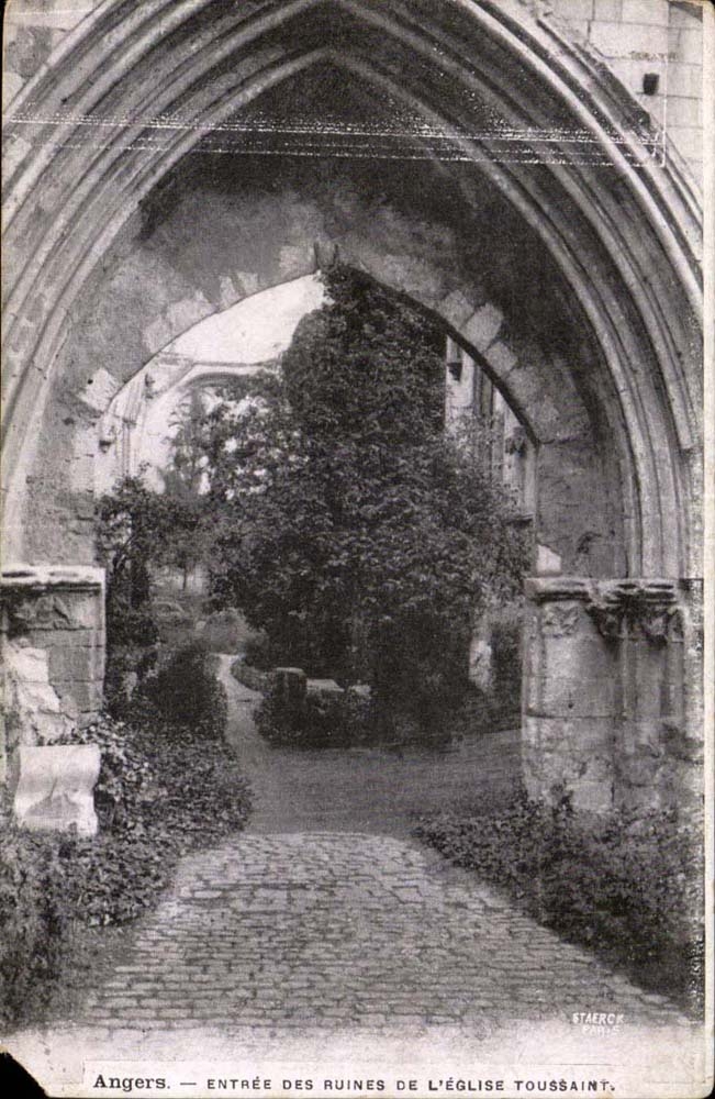 Angers CPA Entree des ruines de l'eglise Toussaint