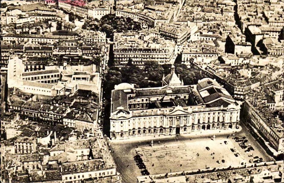 Vue Aérienne sur le Capitole, le Donjon, l'Hôtel des Postes et le Square Roosevelt — Toulouse — Édit. « Pyr. Océan »