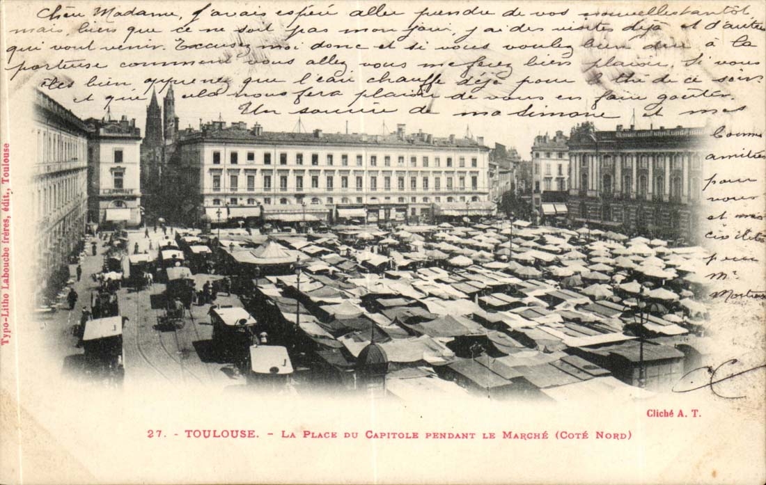 Toulouse CPA La place du CApitole pendant le marche (cote Nord)