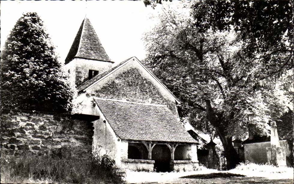 Nohant (Indre) — La vieille église et l'entrée du château de George Sand — Combiér Imp. Maccon
