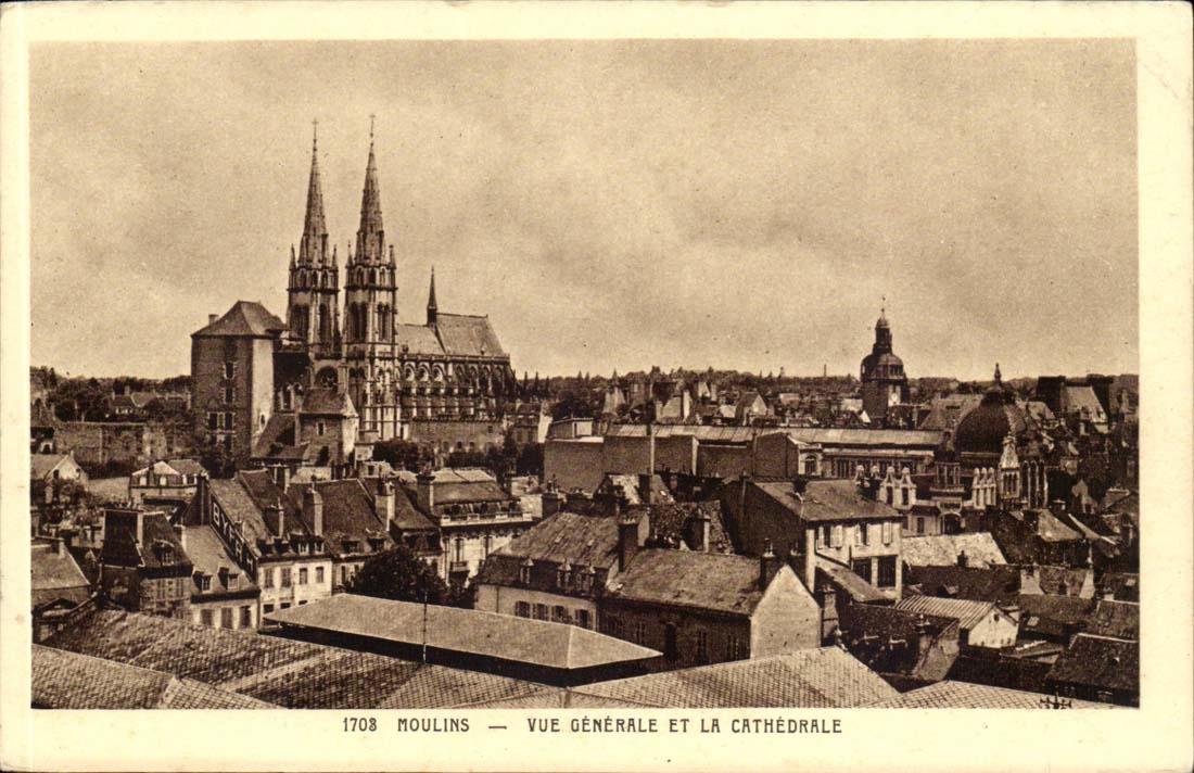 Moulins CPA Vue generale et la cathedrale