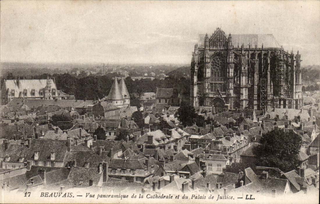 Beauvais CPA Vue panoramique de la cathedrale et du palais de justice