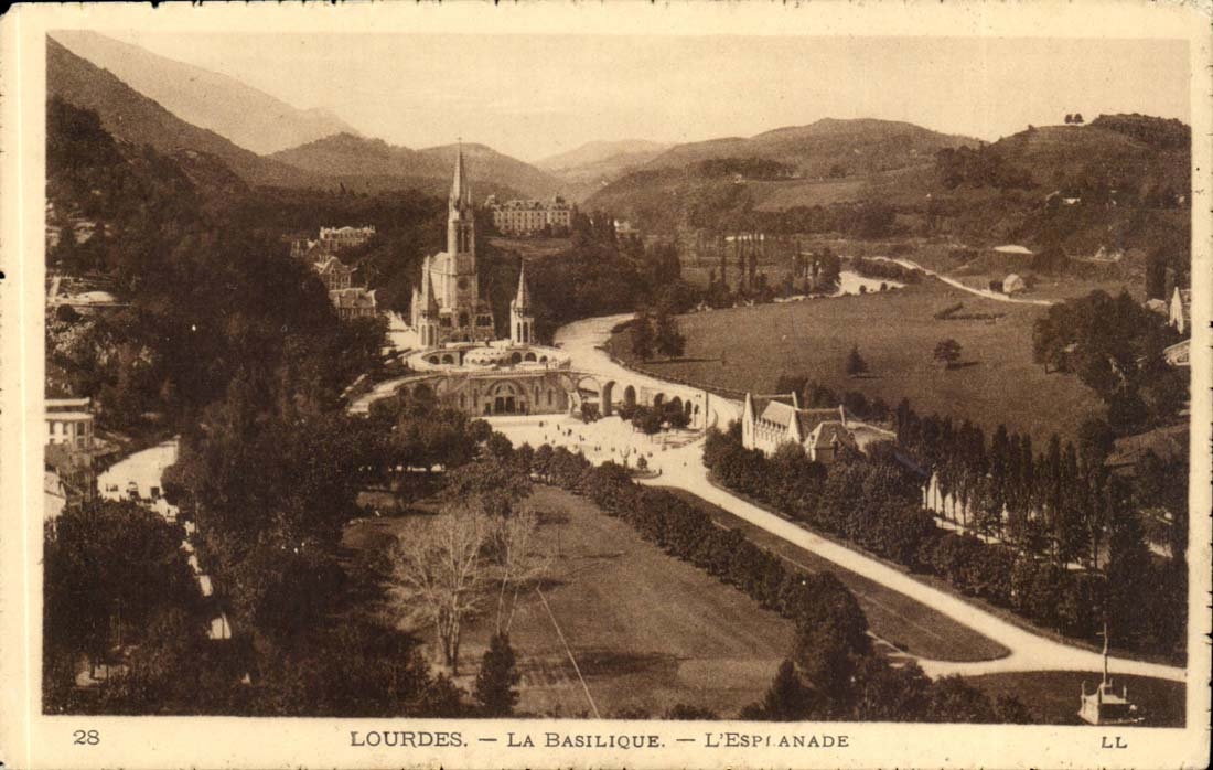 Lourdes CPA La basilique L'esplanade